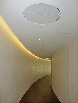 Die Flure, Durchgänge und Vorräume sollten mit einer Luftverteilung ohne 
Zugerscheinungen ausgestattet werden, wofür sich der hochinduktive 
Decken-Luftdurchlass Indulclip eignet.


