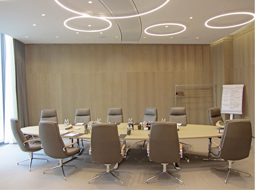 Für die Ausstattung der Besprechungsräume wurden die Quelldurchlässe 
Induquell DIV entsprechend der Außengeometrie des jeweiligen Raumes in 
einer geschwungenen, organischen Linie in die Decke eingesetzt.


