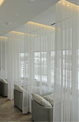 
In den Ruheräumen, im Spa, den Restaurants, im Fitnessbereich sowie in 
weiteren Räumen setzte man auf Schlitzdurchlässe. Die filigranen 
Durchlassprofile Indul fügen sich unauffällig in die spezielle 
Deckenarchitektur ein.

