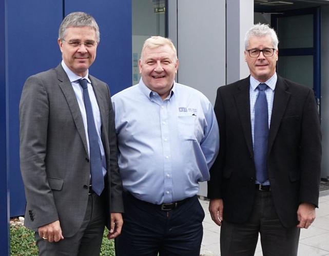 Wolf Hartmann, Vorstandsvorsitzender LTG AG; Chris Lawrence, Vice President HVAC Sales, und Gerhard Seyffer, President LTG Inc. (v.l.n.r.)