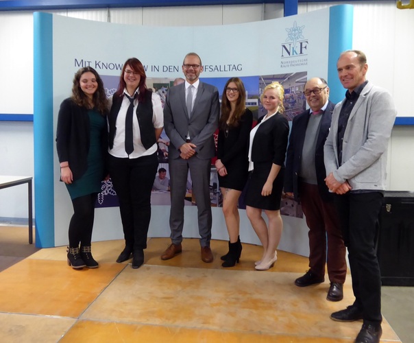 Die vier erfolgreichen jungen Damen Maya Strehl, Jennifer Beyger, Annika Roland, Kim Oelmann, mit stellv. Obermeister Martin Ruterbories, Landesinnungsmeister Rainer Bertuleit und Klassenlehrer Hubert Landwehr
