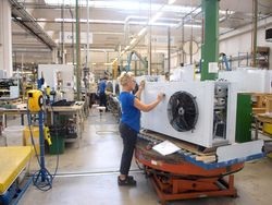 Einzelne Produktionsschritte erfolgen noch in Handarbeit.
