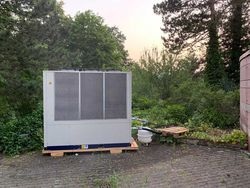 75 kW Kaltwassersatz im Außenbereich des Tagungshotels
