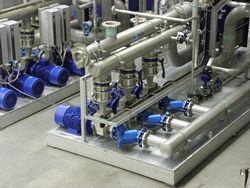 Frequenzgeregelte 22 kW-Kühlwasserpumpen betrieben in Grundlastwechselschaltung.