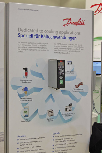 Die Danfoss GmbH, VLT-Antriebstechnik, zeigte ihren neu entwickelten VLT DriveMotor FCM 106. Der motormontierte Umrichter kann Asynchron- sowie Permanentmagnet-Motoren betreiben und ist somit technologieunabhängig und universell einsetzbar. Er ergänzt das EC+ Konzept um eine dezentrale Ausführung und eignet sich auch für Anwendungen im HKL-Bereich.
