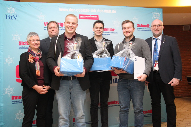 V.l.: Studienrätin Sigrid Miersch, Prüfungsausschussvorsitzender Torben Freiberg,
Junggesellen Frank Gehde, Till Niklas Allaut, Simon Koos und OM Klaus Oelrichs
