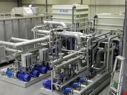 Kompakte Einheit mit Pumpen, Tanks und Wärmetauschern
