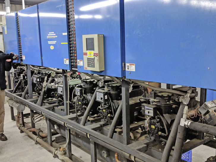 Der R22 Hillphoenix NK-Verbund (Baujahr 1999) vor der Umstellung auf Creard R407H. 