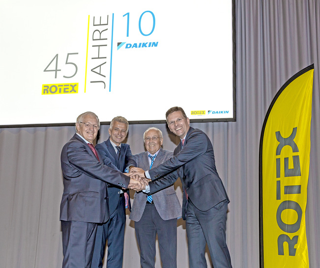 Gemeinsam feiern (v.l.) Frans Hoorelbeke (Chairman Daikin Europe), Dr. Franz Grammling (ehemaliger Geschäftsführer Rotex), Gerhard Rambacher (Gründer Rotex) und Georg Blümel (Geschäftsführer Rotex) 45 Jahre Rotex und 10 Jahre Zugehörigkeit zur Daikin Gruppe.