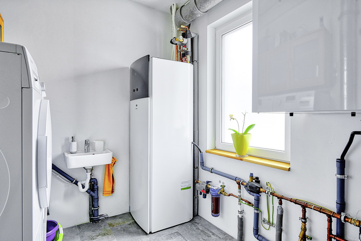 Das Standgerät (Grundfläche: 600 × 600 mm) der Wärmepumpe mit integriertem Brauchwasserspeicher ist im Hauswirtschaftsraum untergebracht. - © Bild: Daikin
