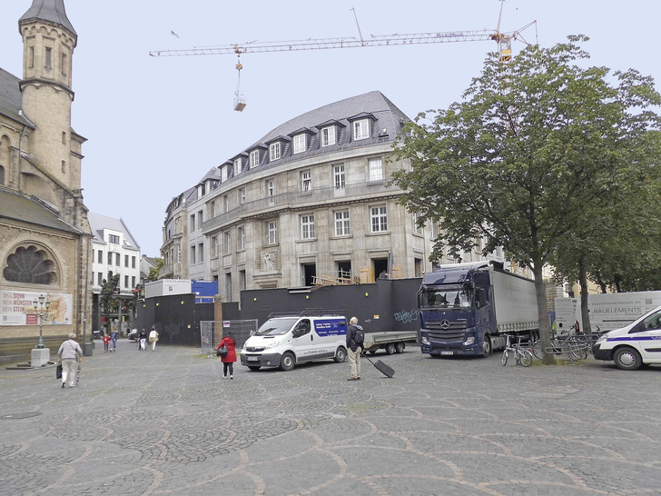 Münsterhaus Bonn: Mit einem Kran wurden die Einzelteile der Duplex-Roto-Geräte über das Gebäude und von der Hinterseite aus in das Gebäude gehievt. - © Bild: Airflow
