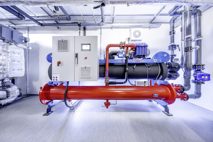 Die Kältemaschine von Engie mit Turbocor-Verdichter übernimmt die Grundlastversorgung und schafft eine zentale Voraussetzung für die effiziente Kälte­erzeugung.