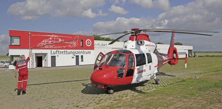 Mit einem 1700 PS starken Intensivtransporthubschrauber des Typs Eurocopter AS 365 N 3 fliegen die Johanniter aus Reichelsheim ihre deutschlandweiten Einsätze. - © Bild: Buderus
