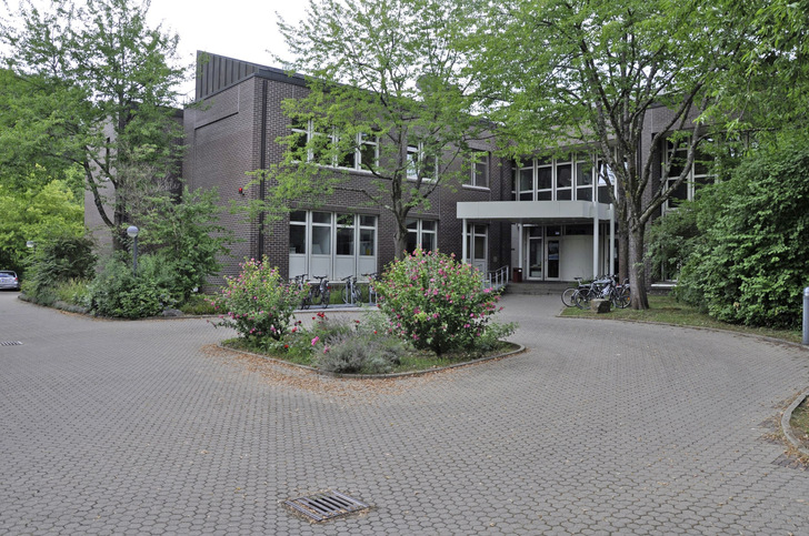 Das aus den 1980er-Jahren stammende Gebäude des Zell- und molekularbiologischen Labors (ZMF) des Universitätsklinikums Tübingen sollte instandgesetzt und die für die aktuelle Nutzung nicht mehr zugeschnittene Anlagentechnik an neue Anforderungen angepasst werden.