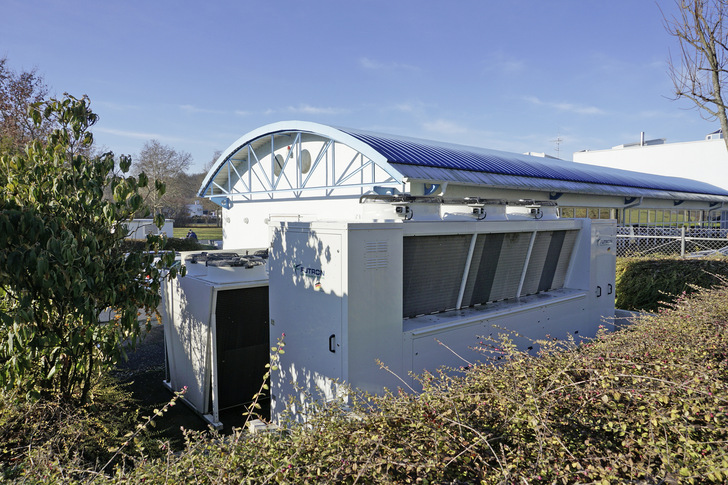 Geräusch- und Risikominimierung: Durch die separate Außenaufstellung der Solekühlsätze ließen sich die bei Einsatz des Kältemittels Propan erforderlichen Sicherheitsmaßnahmen leicht umsetzen.