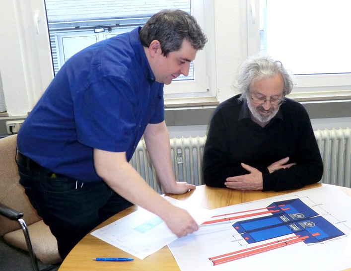 TZWL-Gründer Prof. Peter Müller (re.) und Prüfstellenleiter Taner Özbiyik (li.) besprechen die Pläne für die neuen Prüfstände.