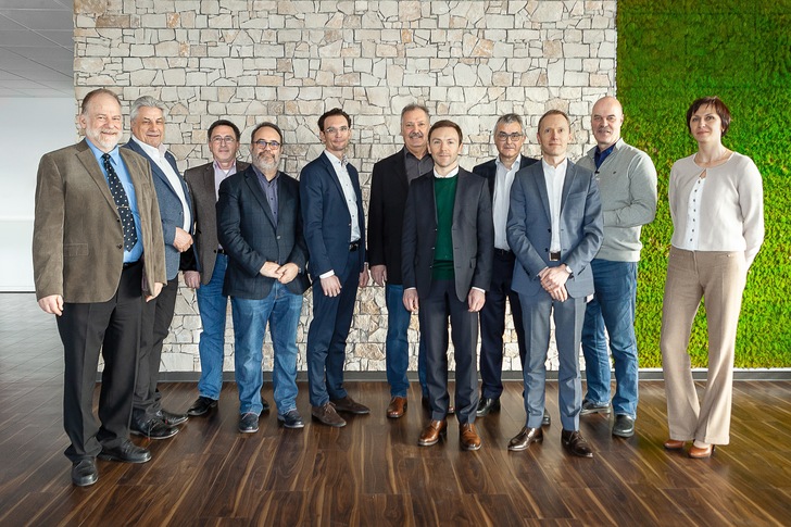 Die Mitglieder des Expertengremiums Coolektiv zu Gast im Rewe-Logistikzentrum Neu-Isenburg (von links): Reinhard Jeschkeit, Verband Deutscher Kälte-Klima-Fachbetriebe (VDKF); Egon Schrezenmaier, Schrezenmaier Kältetechnik GmbH & Co. KG; Manfred Rössling, Rewe Group; Rolf Egly, VDKF; Christophe Zuliani, Honeywell Fluorine; Wolfgang Zaremski, Asercom AISBL; Sebastien Casterman, Honeywell Deutschland GmbH; Hans-Jürgen Kemler, Westfalen Gruppe; Laurent Zielesinski, Chemours International Operations Sàrl; Heribert Baumeister, Bundesinnungsverband des Deutschen Kälteanlagenbauerhandwerks (BIV); Ewa Pawlak, Chemours Deutschland GmbH.