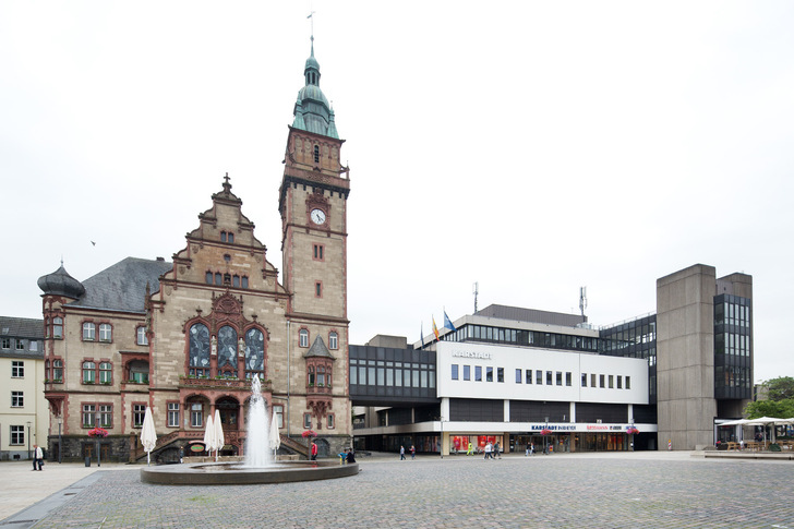 Seit den 1970ern befindet sich das Karstadt-Gebäude am Rheydter Markt neben dem alten Rathaus. - © Bild: Mitsubishi Electric
