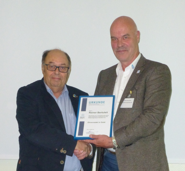 Goldene Ehrennadel für LIM Reiner Bertuleit