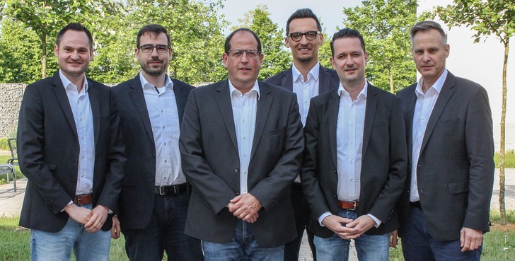 Das neue Vertriebsleitungsteam setzt sich zusammen aus (v.l.n.r.) Olaf Kurek (Regionalleiter Mitte/Süd-West), Benjamin Klasen (Bereichsleiter Vertriebsinnen- und Außendienst), Ulrich Lenz (Abteilungsleiter Außendienst), Daniel Weniger (Regionalleiter Ost), Jörg Tollhausen (Regionalleiter West/Nord) sowie Stefan Fischer (Geschäftsführer).