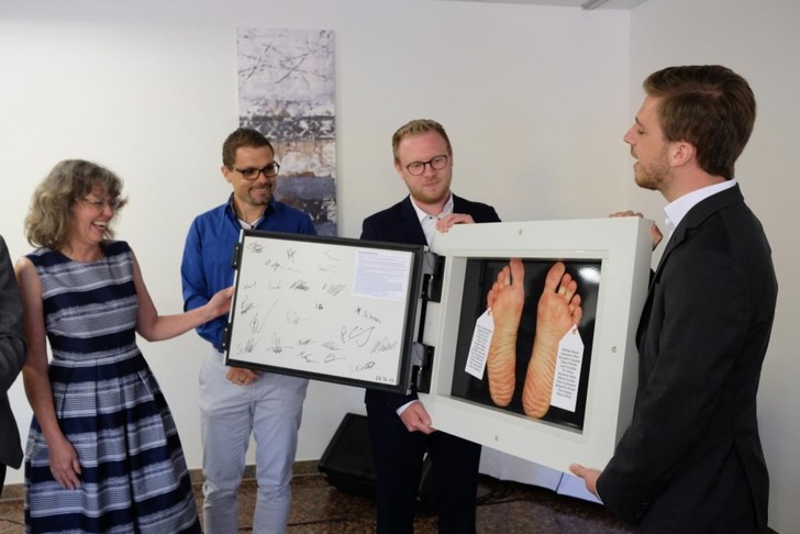 Blickfang und Lacher zugleich. Dozentin Roswitha Böhrer durfte zuerst
einen Blick in das Erinnerungsstück der Technikerabsolventen werfen 
und nahm die Überraschung sichtlich mit Humor.