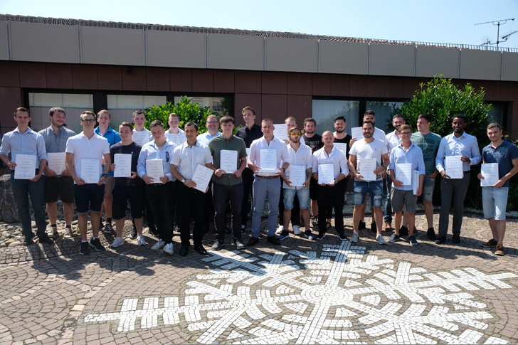 An einem der heißesten Tage dieses Jahres wurden in Hessen die erfolgreichen 
Mechatroniker für Kältetechnik freigesprochen. Ihr Können wird dringend benötigt,
steigt mit den Temperaturen doch auch Jahr für Jahr der Bedarf an qualifizierten
Fachkräften in der Kälte- und Klimatechnik