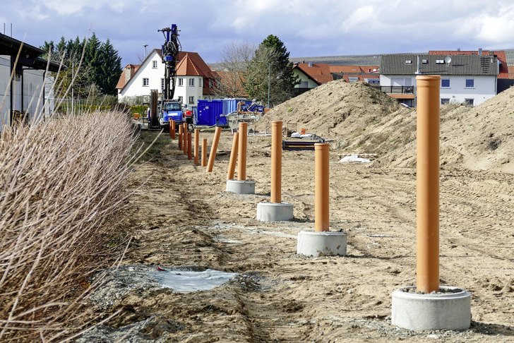 Sondenfeld der ÜZ Mainfranken im unterfränkischen Sommerach. Alle Erdwärmesonden (koaxial) wurden in einem Zug erstellt, was deutlich wirtschaftlicher ist als individuelle Bohrungen.
