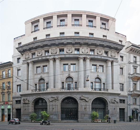 Die ehemalige Banco di Sicilia ist ein historisches Mailänder Gebäude aus den 1930er-Jahren, das an den Dom und die Galleria Vittorio Emanuele II angrenzt.