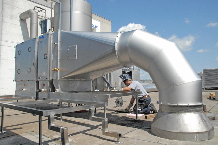 Mehrstufiger Kanalabscheider bei der Montage auf dem Dach eines Lebensmittelproduzenten