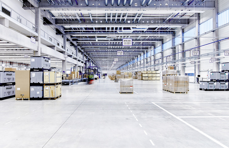 Heute verlassen täglich rund 100 LKW und 10 bis 15 Seecontainer mit insgesamt über 300 Tonnen Ladung auf etwa 2 200 Paletten das ebm-papst-Logistikzentrum.