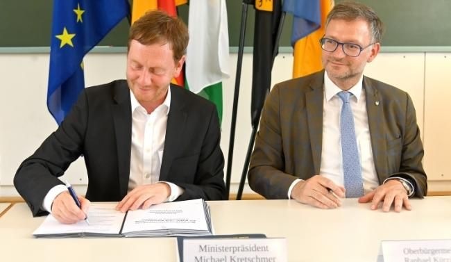 Michael Kretschmer (li., Ministerpräsident Sachsen) und Raphael Kürzinger (re., Oberbürgermeister Reichenbach) unterschrieben eine Vereinbarung zum Kältekompetenzzentrum. - © Carsten Steps
