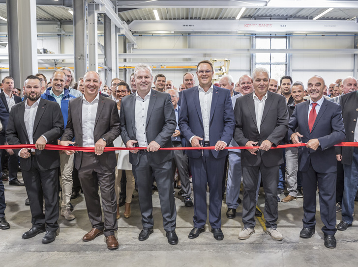 Mit dem symbolischen Durchschneiden eines Bandes wurde die neue Halle im Rahmen der offiziellen Eröffnungsfeier am 20. September 2019 ihrer Bestimmung übergeben. Unser Foto zeigt von links: Christian Bosch (Betriebsratsvorsitzender), Stefan Kober (Vorsitzender des Aufsichtsrates), Peter Kaltenstadler (CEO AL-KO KOBER SE), Dr. Christian Stehle (COO ALKO KOBER SE und Geschäftsführer AL-KO Lufttechnik), Sigmar Schumacher (Architekt) sowie Hans Reichhart, Bürgermeister des Marktes Jettingen-Scheppach.