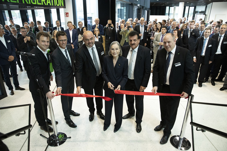 Christiane Schaufler-Münch (Vorsitzende des Aufsichtsrats der Bitzer SE und Vorsitzende des Kuratoriums von The Schaufler Foundation) mit (von links) Kilian Kada (Geschäftsführender Gesellschafter kadawittfeldarchitektur) und den Bitzer Vorstandsmitgliedern Frank Hartmann (Chief Financial Officer), Gianni Parlanti (Chief Sales and Marketing Officer), Christian Wehrle (Chief Operations Officer) und Rainer Große-Kracht (Chief Technology Officer) bei der feierlichen Eröffnung der neuen Bitzer Firmenzentrale