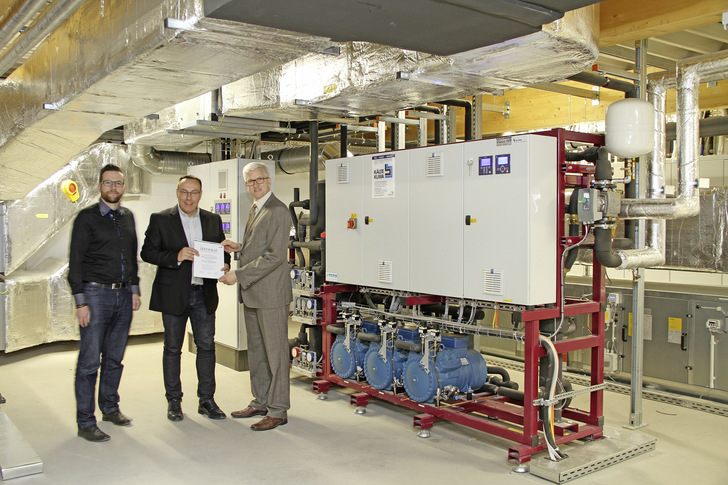 Die Zertifikatsübergabe zur 100. CO2-Kälteanlage: Florian Benedix, Marktbetreiber Thomas Höfling und Martin F. Albert (v. l.)