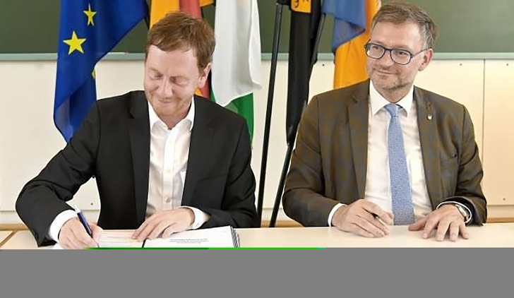 Michael Kretschmer (li., Ministerpräsident Sachsen) und Raphael Kürzinger (re., Oberbürgermeister Reichenbach) unterschrieben eine Vereinbarung zum Kältekompetenzzentrum.