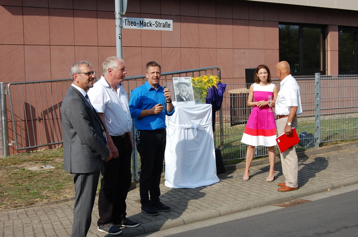 Geschäftsführer: Dipl.-Ing. Jörg Peters (3.v.l.), die Bürgermeisterin der Stadt Maintal, Monika Böttcher und der Landesinnungsmeister Dieter Auth.