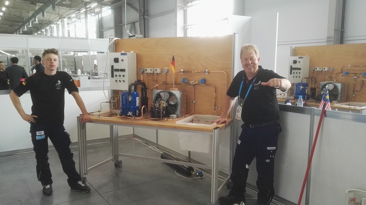 Lukas Brenne und Karsten Beermann mit gebauter Kälteanlage