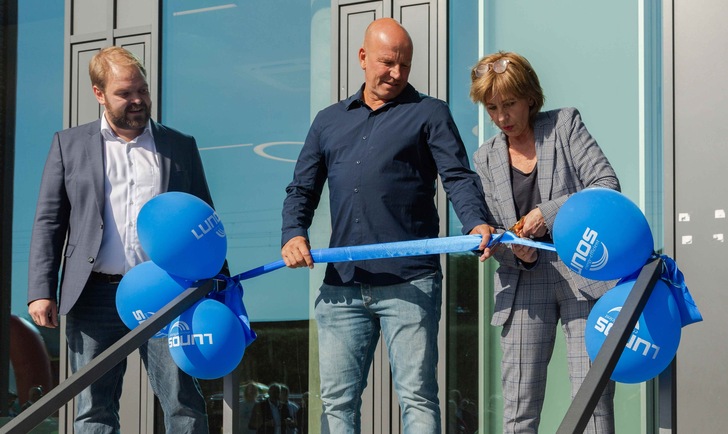 Das zeremonielle Durchschneiden eines Bandes im traditionellen Lunos-Blau wurde gemeinsam durch Ute Dahringer, wep-Architekten Berlin, und Ingo Volckmann, Geschäftsführender Gesellschafter der Lunos Lüftungstechnik GmbH, vorgenommen.