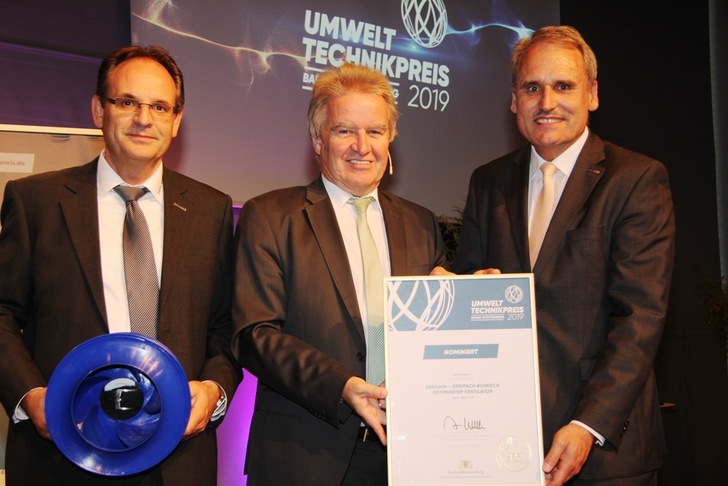 Umweltminister Franz Untersteller (Mitte) überreicht Ziehl-Abegg-Entwicklungschef Dr. Walter Angelis (rechts) und Entwickler Andreas Groß (links) die Urkunde bei der Preisverleihung zum Umwelttechnikpreis des Landes Baden-Württemberg 2019.