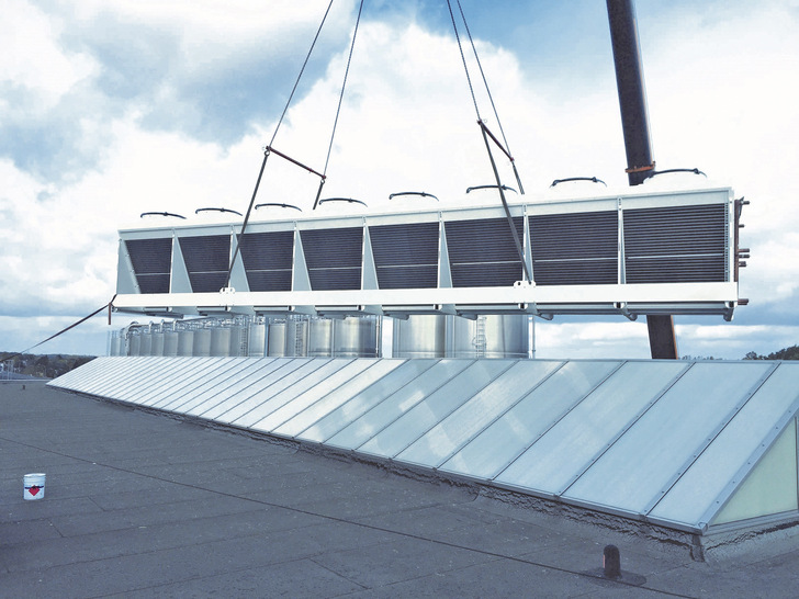 Spannender Moment: Die Kondensatoren der neuen Kälteanlage werden eingehoben.