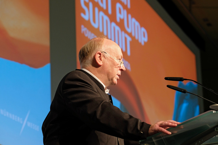 Congress - Dr.-Ing. Rainer M. Jakobs - Information Centre on Heat Pumps and Refrigeration IZW e.V.