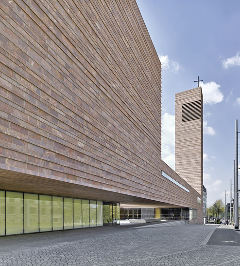 Hellroter Porphyr ziert die Fassade des Kirchenneubaus St. Trinitatis in Leipzig.