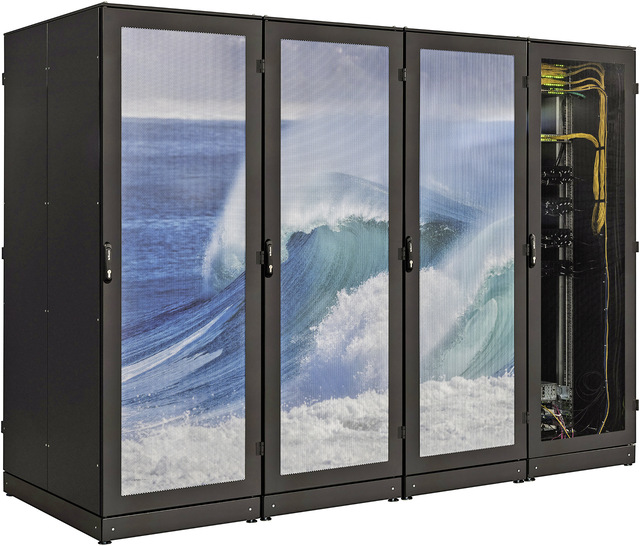 In dieser Rack-Reihe sind Rohrleitungen für Wasser, ein Wärmeübertrager samt Pumpengruppe und ein Druckausgleichsgefäß integriert.