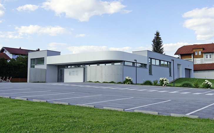 Das Zentrum für Gesundheit in der oberösterreichischen Marktgemeinde Eggelsberg ist als multifunktionale Gemeinschaftspraxis konzipiert worden.