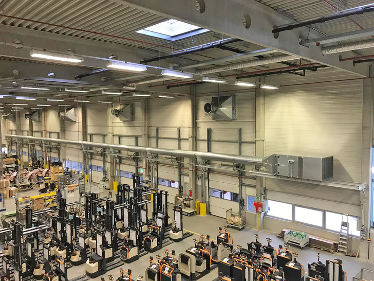 Bei dieser 10-fach-Luftwandanlage eines Gabelstapler- und Hebezeugherstellers wurde berücksichtigt, dass die Anliefertore in unterschiedlicher Reihenfolge und mit stark variablen Öffnungszeiten bedient werden. Die intelligente Drucksteuerung jedes Tores reagiert sofort auf einen Druckabfall, öffnet die Absperrklappe der Luftwand und regelt den Ventilator stufenlos so, dass ein individueller Luftstrom erzeugt wird.