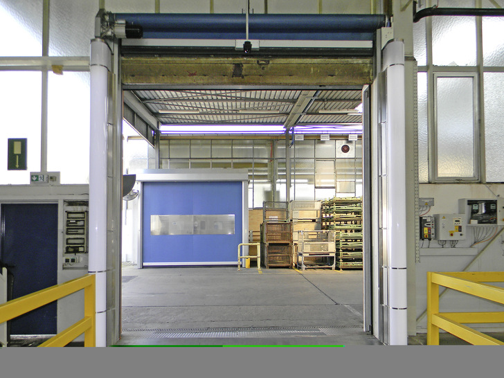 Luftschleiersystem am Tor der Produktion von Feintool