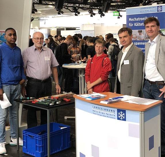 Rudi Bien (zweiter von links), Prof.-Dr. Jens Lampert von der ESaK (zweiter von rechts) und der stellv. Geschäftsführer der Landesinnung Michael Gölz erläutern die Karrieremöglichkeiten in der Kältetechnik