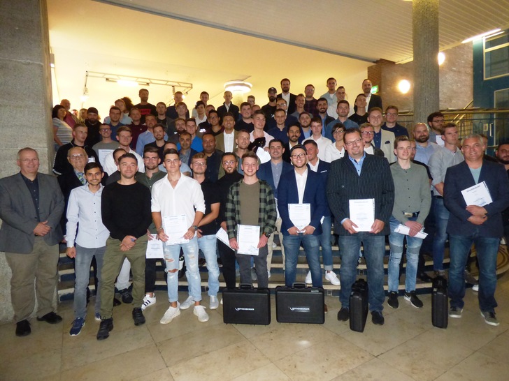 Gruppenfoto mit allen ausgezeichneten “Neu-Gesellen“ im IKKE-Foyer