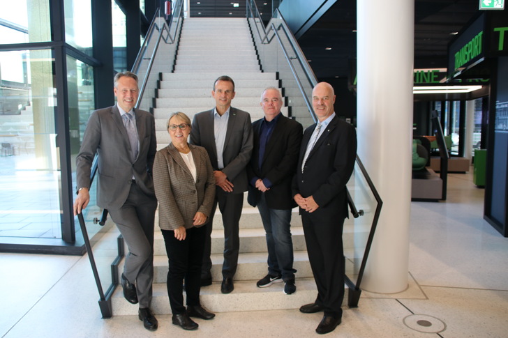 v.l.: Ingo Smit und Ingrid Bossert-Spiegelhalder (Vorstände von TSF), Volker Stamer (Leiter der Schaufler Academy),
Peter Bachmann (Geschäftsführer Technik des BIV), Heribert Baumeister (Bundesinnungsmeister des BIV)