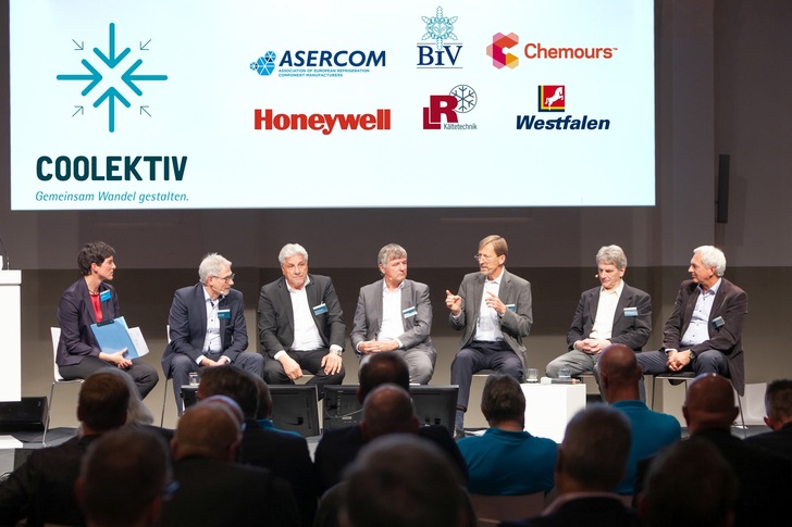 An der Podiumsdiskussion mit Vertretern aus Politik und Wirtschaft nahmen teil (v. li.): Theresa Maxeiner (Moderatorin), Joachim Gerstel (Chemours Deutschland GmbH), Egon Schrezenmaier (Schrezenmaier Kältetechnik GmbH & Co. KG), Georg Schill (Marsh GmbH), Prof. Dr. Wolfgang Plehn (Umweltbundesamt), Dipl.-Ing. Jörn Schwarz (Ice-TeX Ingenieurbüro für Kältetechnik), Dr. Matthias Liehm (Bundesamt für Wirtschaft und Ausfuhrkontrolle/BAFA)